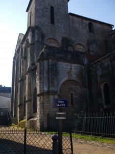 Allée Clovis et Eglise St-Hilaire DSCF1965