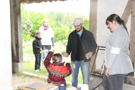 026 Auphéline apprend aux visiteurs comment fabriquer un cordon selon la technique Néolithique